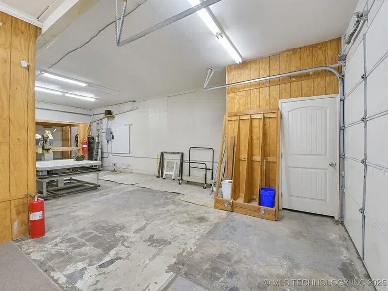 More Photos Of 600 N Commerce St, Ardmore General Retail For Lease