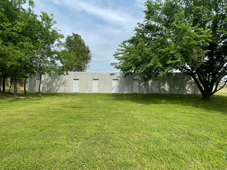 More Photos Of 314 E Pennsylvania Ave, Van General Retail For Sale