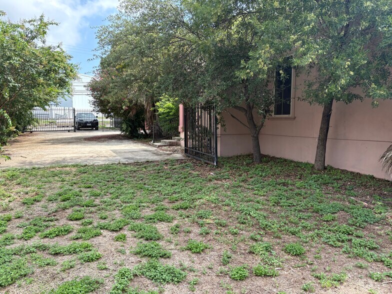 More Photos Of 146 Babcock Rd, San Antonio Office For Sale