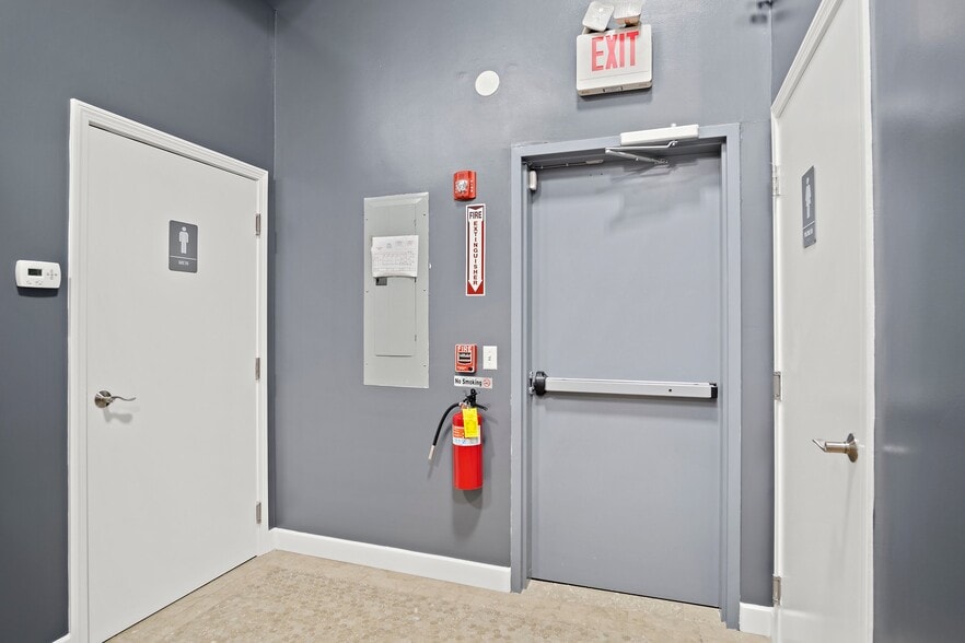 More Photos Of 47 Newbury St, Peabody Freestanding For Lease