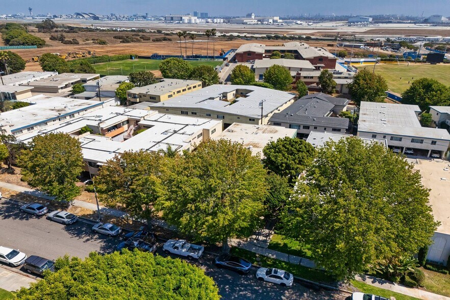 More Photos Of 7736 Paseo del Rey, Venice Apartments For Sale