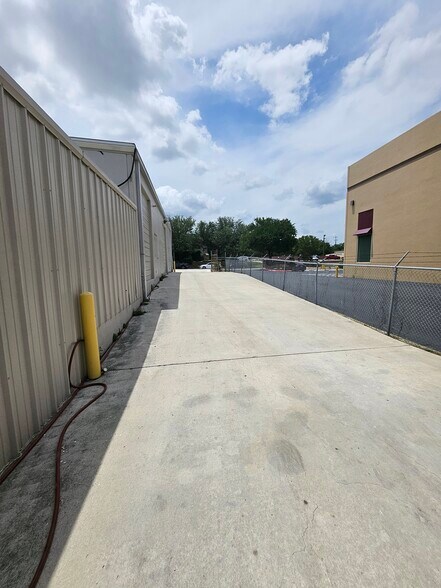 More Photos Of 16116 College Oak Dr, San Antonio Research And Development For Lease