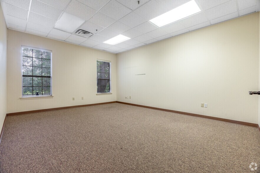 More Photos Of 2925 Country Club Rd, Denton Office For Lease