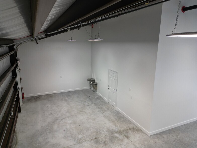 More Photos Of 3801-3815 Oleander Ave, Fort Pierce Warehouse For Lease