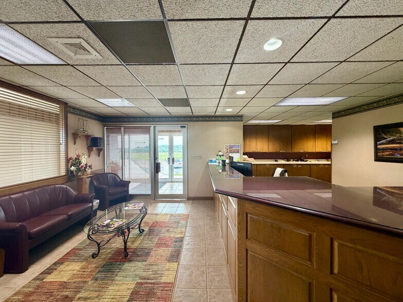 More Photos Of 1601 8th St SE, Orange City Office For Sale