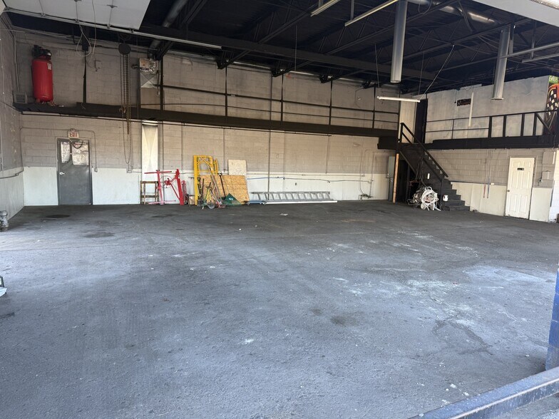 More Photos Of 17154-17196 Conant St, Hamtramck Warehouse For Sale