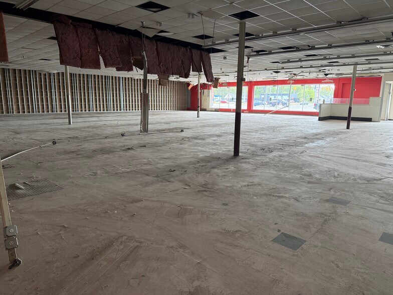 More Photos Of 11811 E 8 Mile Rd, Warren General Retail For Lease