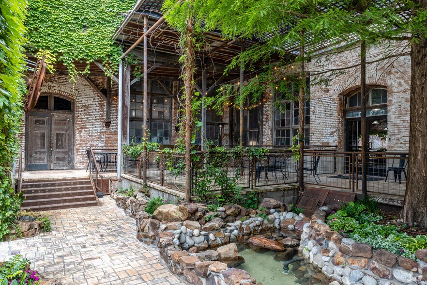 More Photos Of 610 Elm St, McKinney Loft Creative Space For Lease