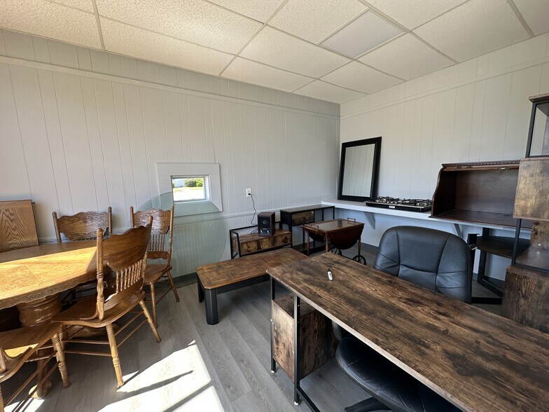 More Photos Of 201 King E st, Bethune Showroom For Sale