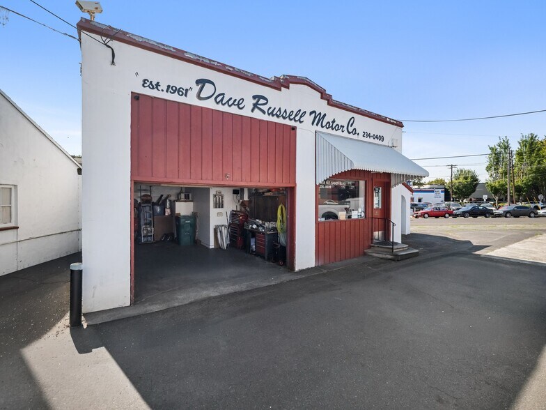 More Photos Of 1840 NE Sandy Blvd, Portland Auto Dealership For Sale