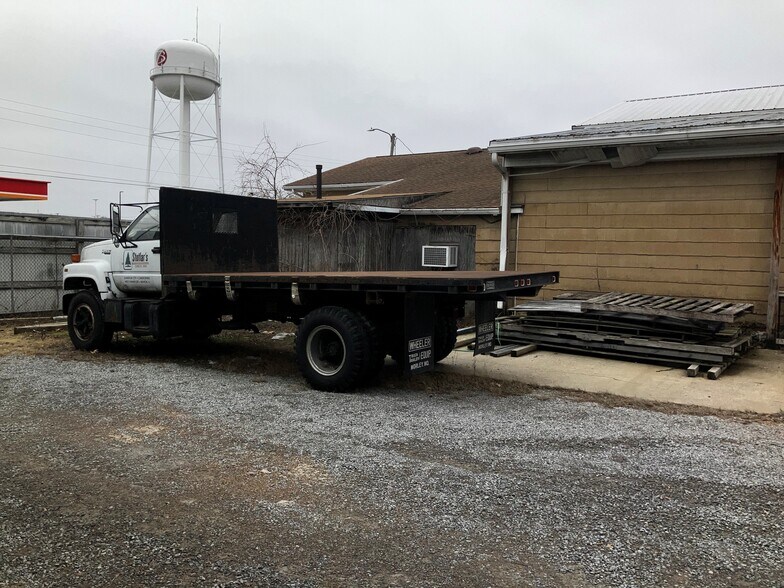 More Photos Of 221 N Main St, Benton Freestanding For Sale