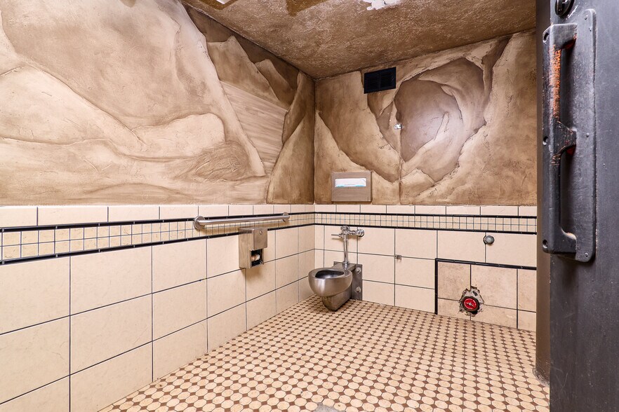 More Photos Of 910 2nd St, Sacramento Bar For Sale