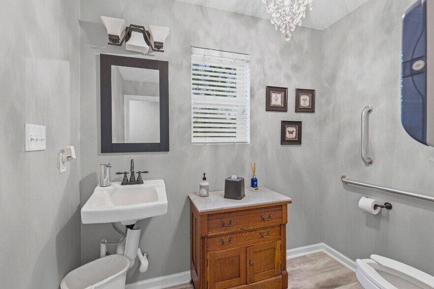 More Photos Of 6606 Old Shell Rd, Mobile Office For Sale