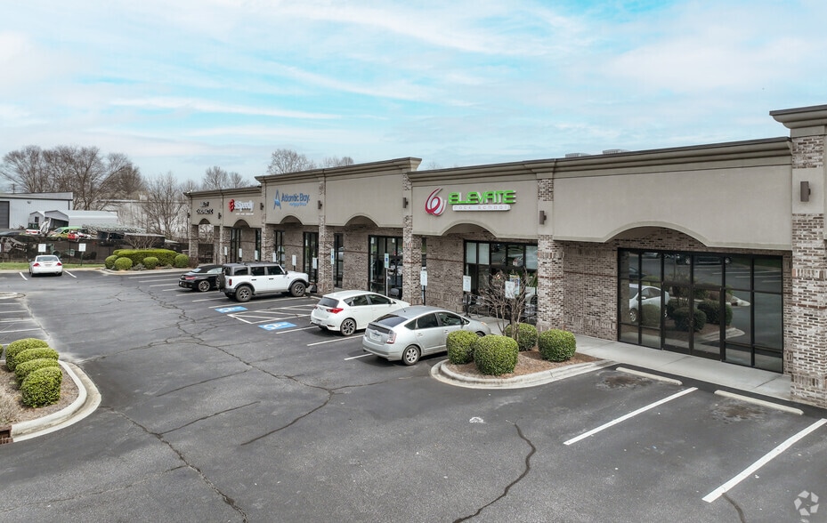 More Photos Of 131 Crosslake Park Dr, Mooresville Storefront For Lease