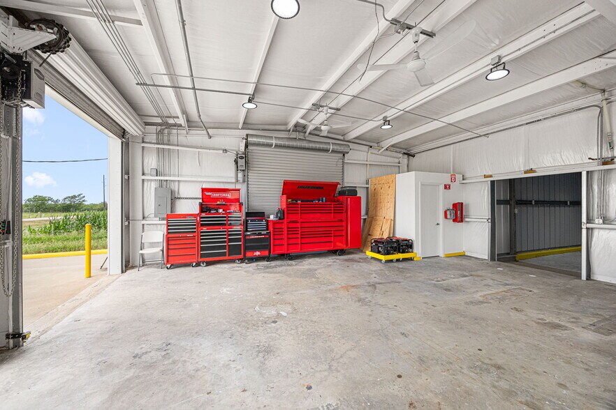 More Photos Of 15002 Bj Dusek Rd, Wallis Flex For Sale