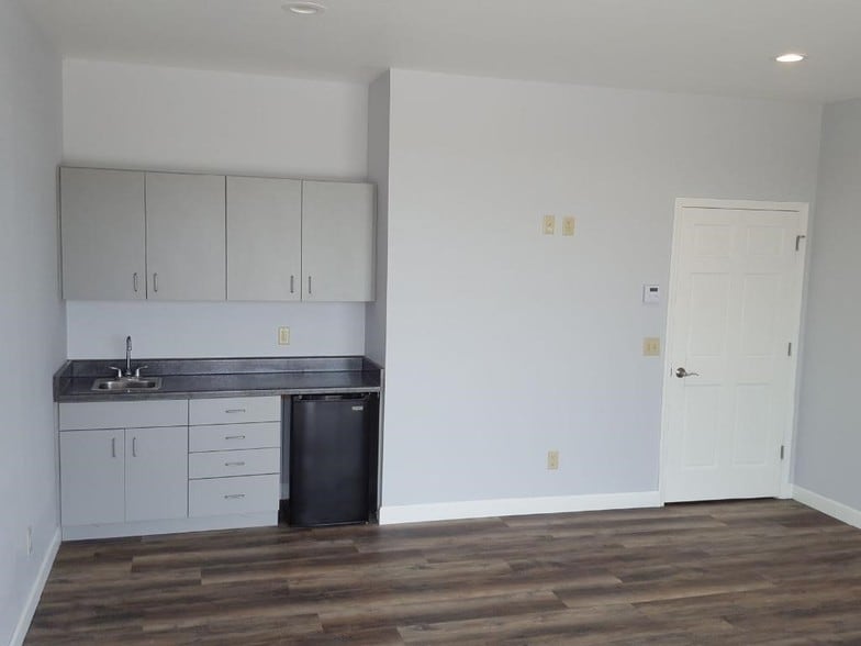 More Photos Of 1185 US Highway 14, Oregon Showroom For Lease