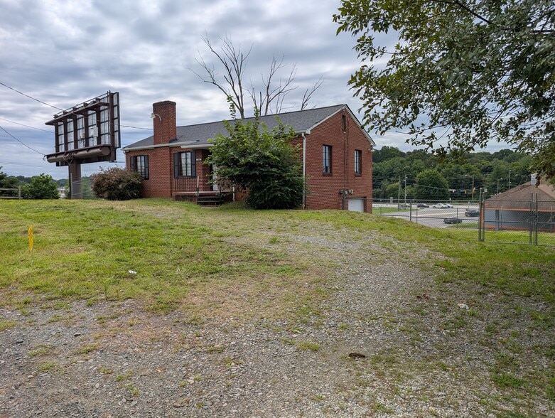 More Photos Of 1064 Salisbury Ridge Rd, Winston-Salem Office For Sale