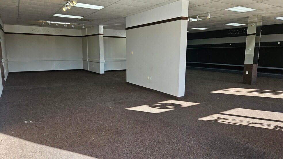 More Photos Of 606 W Cherokee St, Wagoner General Retail For Lease