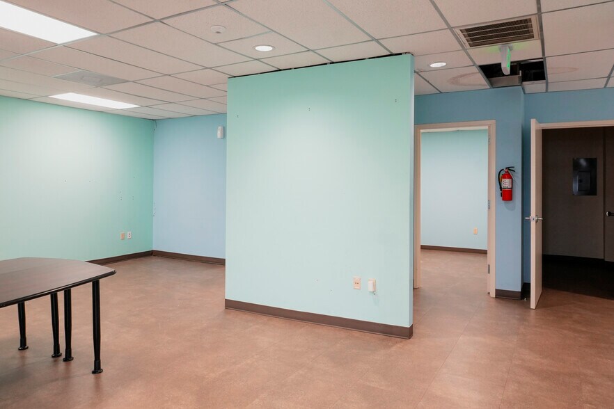 More Photos Of 1712 S Staples St, Corpus Christi Office For Lease