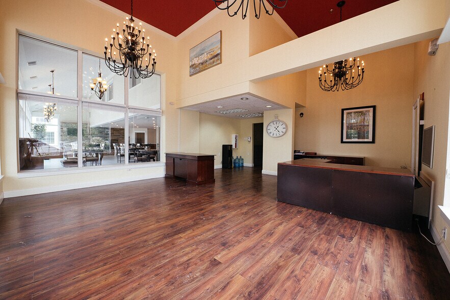 More Photos Of 461 Munson Ave, Traverse City Hotel For Sale