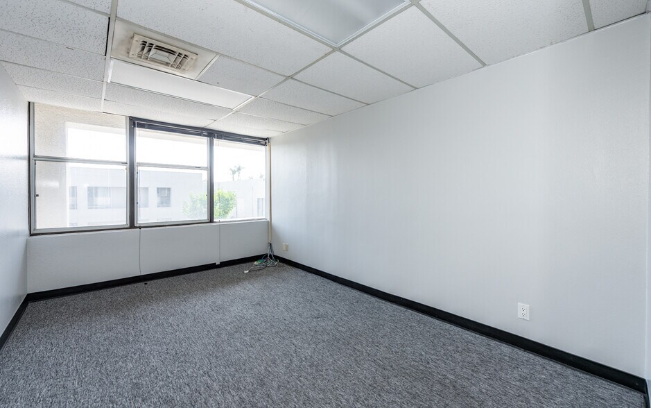 More Photos Of 711 W 17th St, Costa Mesa Flex For Lease