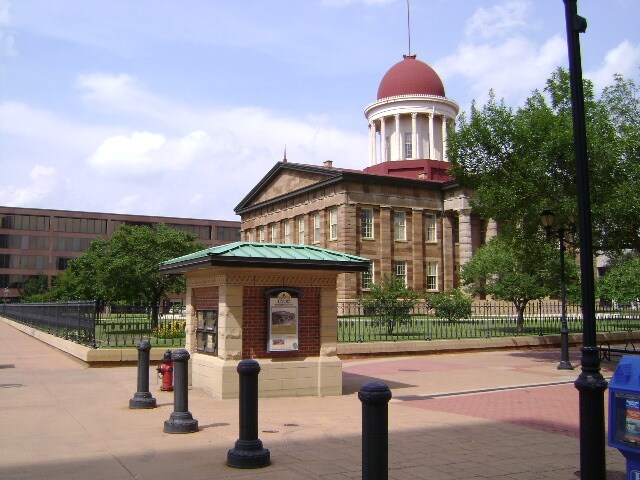More Photos Of 15 SW Old State Capitol Plz, Springfield Office For Lease