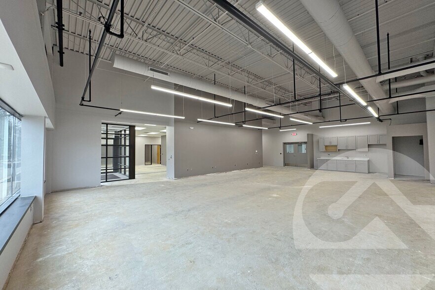 More Photos Of 39340 Country Club Dr, Farmington Hills Light Manufacturing For Lease
