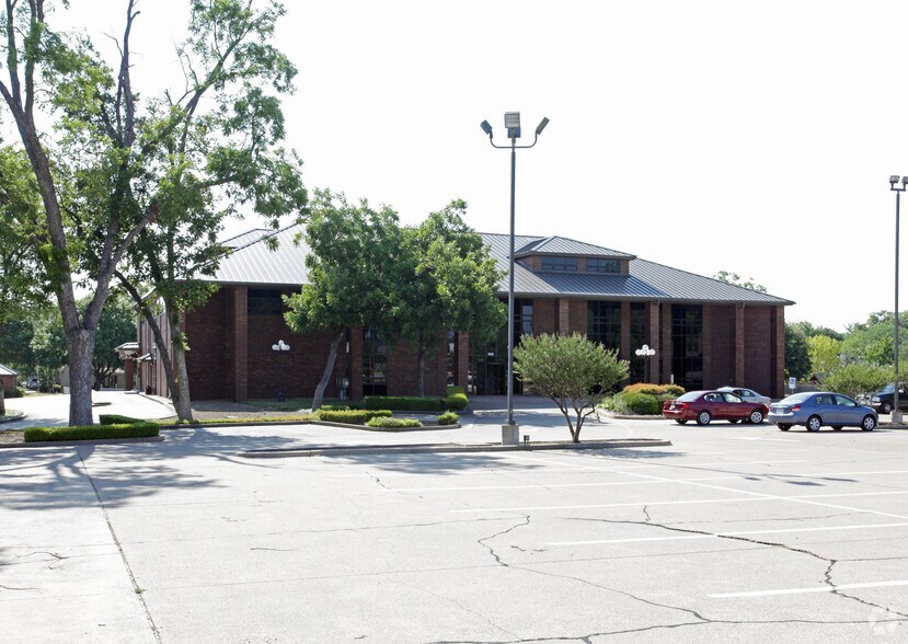 More Photos Of 820 Ferris Ave, Waxahachie Office For Sale