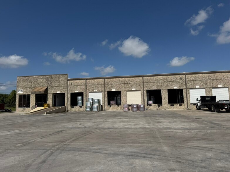 More Photos Of 1819 Turning Basin Dr, Houston Warehouse For Lease
