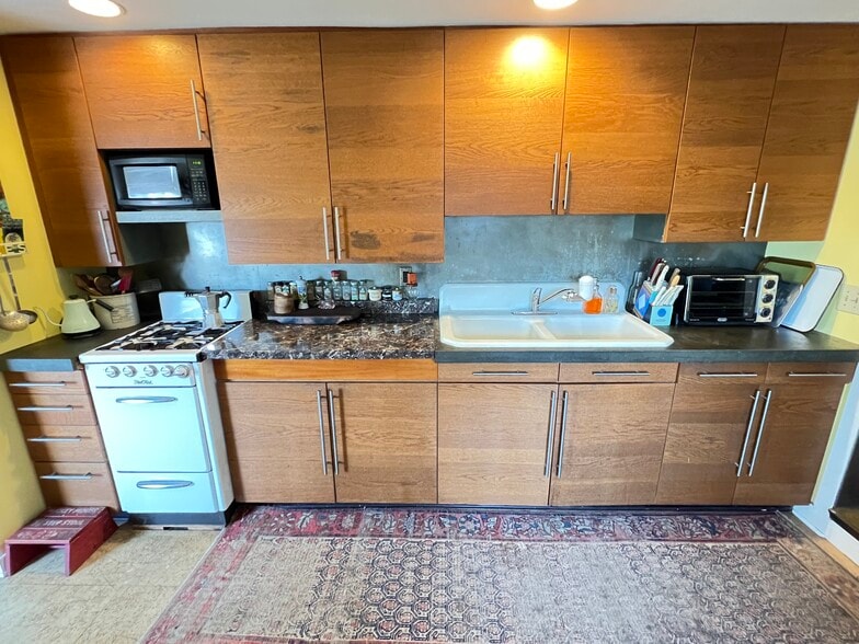 More Photos Of 1438-1442 Light St, Baltimore Showroom For Sale