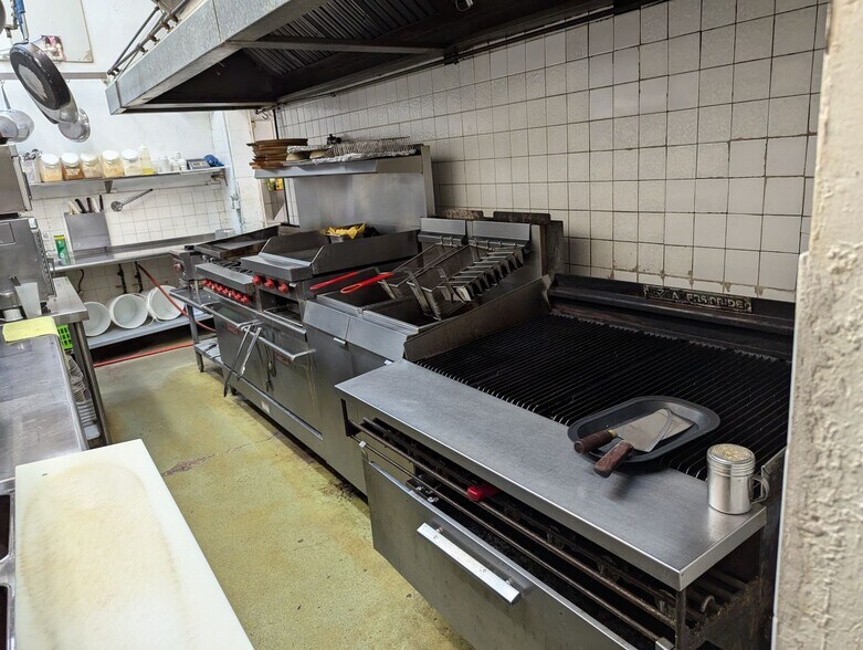 More Photos Of 1116-1122 Diamond Lake Rd, Mundelein Restaurant For Sale