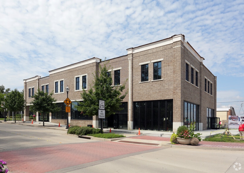 More Photos Of 409 N Oak St, Roanoke Storefront Retail Office For Lease