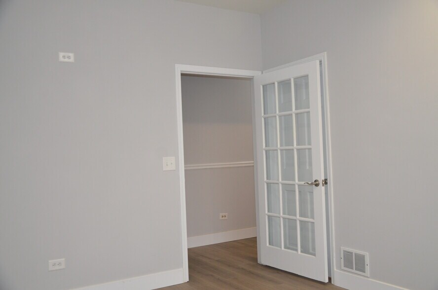 More Photos Of 510 Collins St, Joliet Unknown For Lease