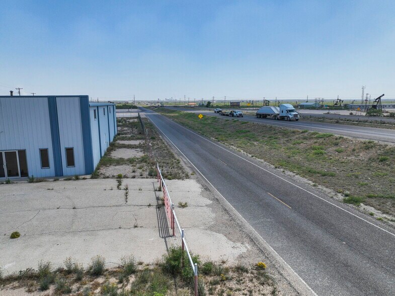 More Photos Of 850 W I-20, Penwell Warehouse For Lease