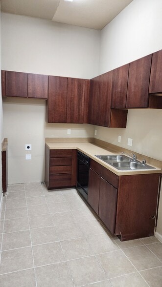 More Photos Of 17434 Red Oak Dr, Houston Medical For Lease