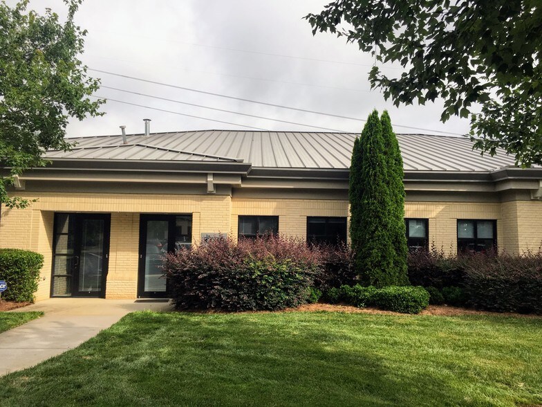 More Photos Of 9723 Northcross Center Ct, Huntersville Office For Lease