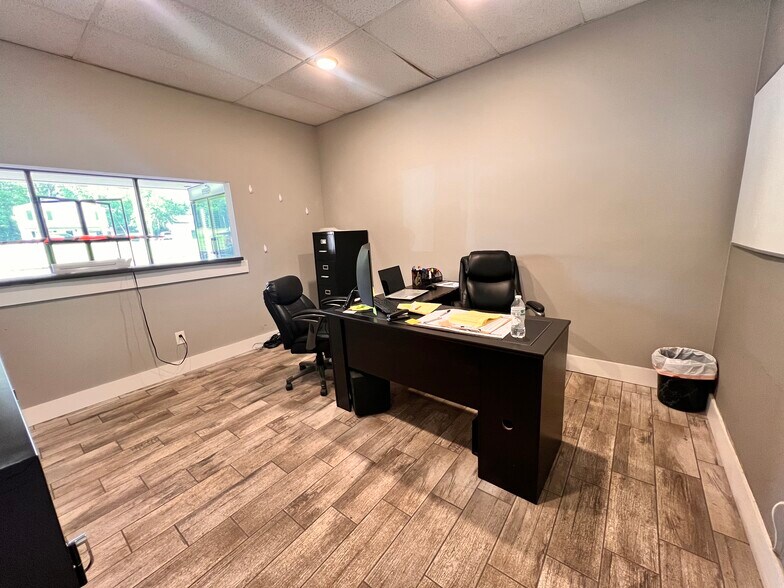 More Photos Of 810 Ohio Pike, Withamsville Office For Lease