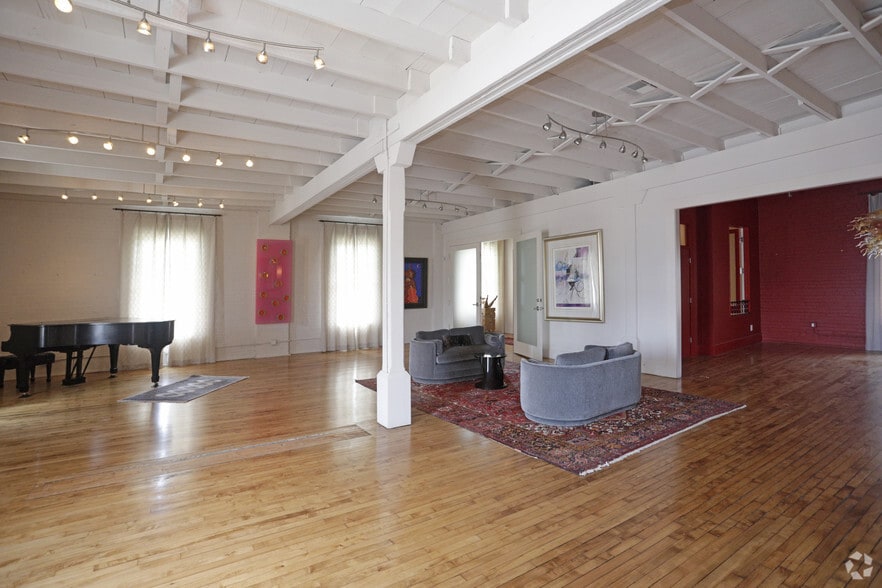 More Photos Of 2409 Commerce St, Houston Freestanding For Lease