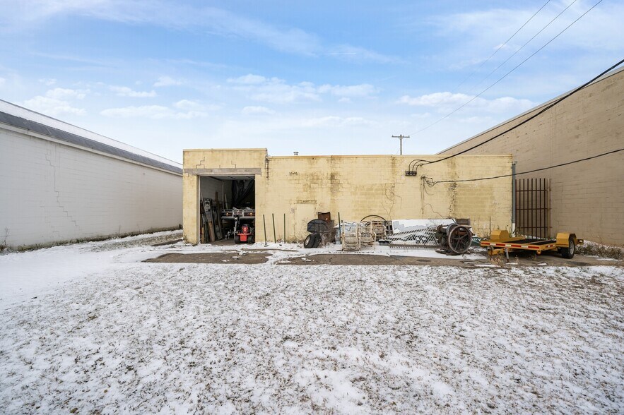 More Photos Of 73 W Walton Blvd, Pontiac Manufacturing For Sale