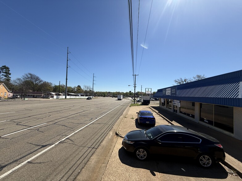 More Photos Of 1404 W Gentry Pky, Tyler Freestanding For Sale