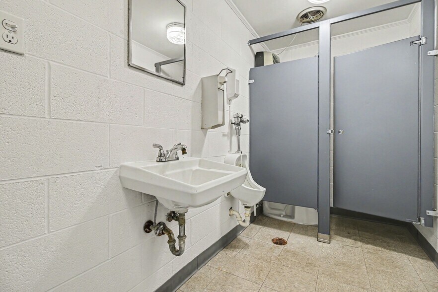 More Photos Of 600 Northland Blvd, Forest Park Warehouse For Sale