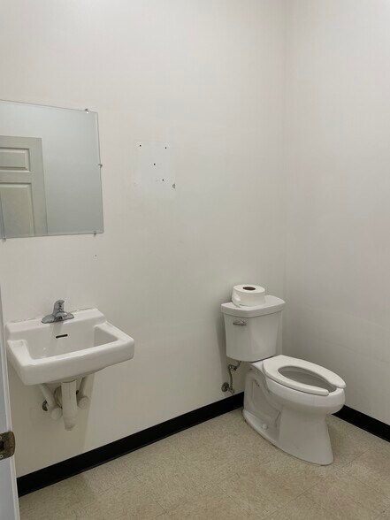 More Photos Of 813 Joe Black Rd, Williamston Warehouse For Lease