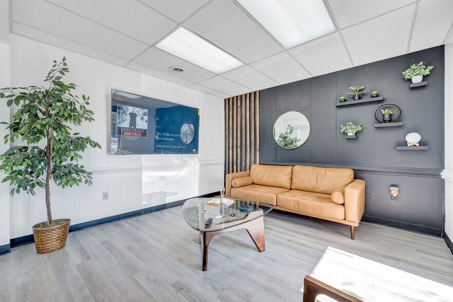 More Photos Of 5306-5346 Peters Creek Rd, Roanoke Showroom For Sale