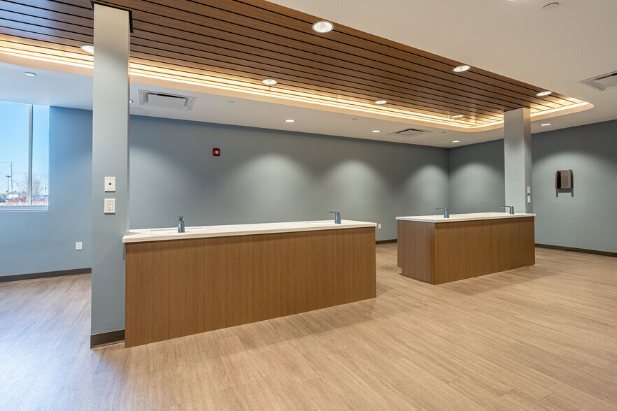 More Photos Of 140 Hansen Blvd, North Aurora Medical For Lease