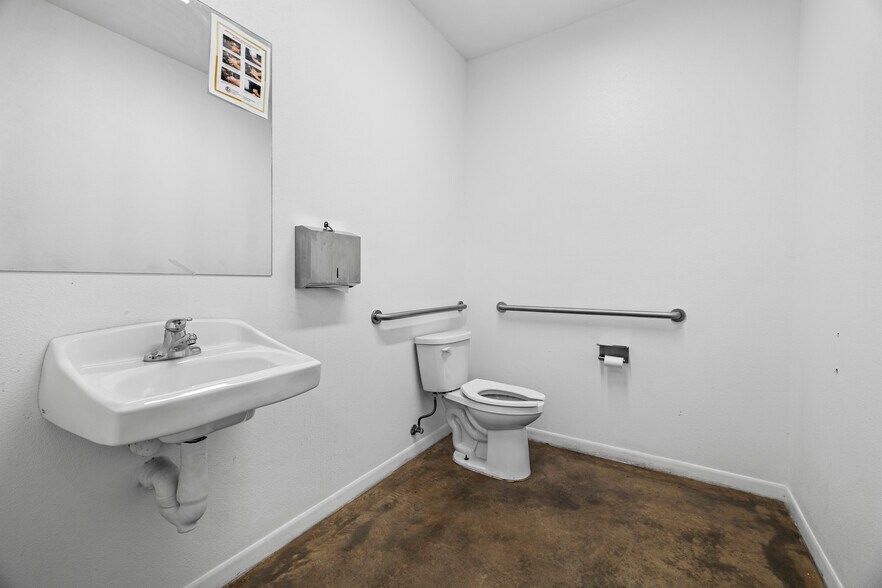 More Photos Of 207 N Henderson Blvd, Kilgore Storefront For Lease