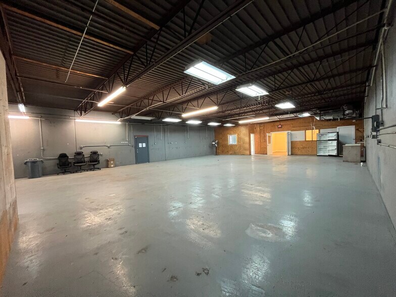 More Photos Of 513 Thompson Ln, Austin Flex For Lease