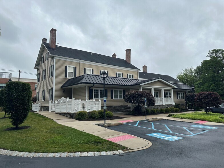 More Photos Of 18 Kings Hwy, Middletown Office For Sale