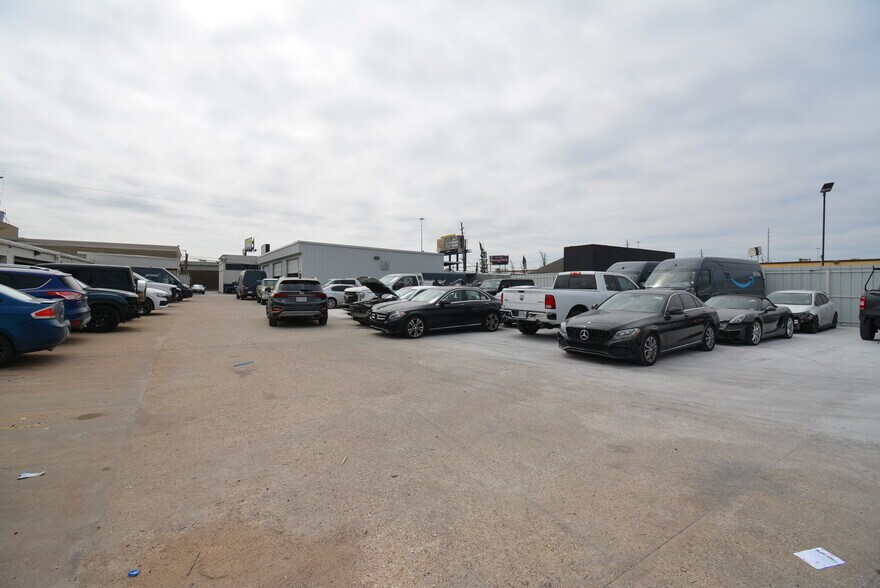 More Photos Of 5610-5613 Southwest Fwy, Houston Mixed Retail For Lease