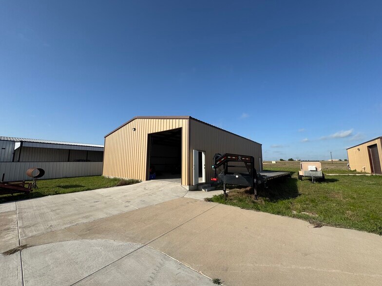 More Photos Of 100 Lr Williams Ln, Jarrell Warehouse For Lease