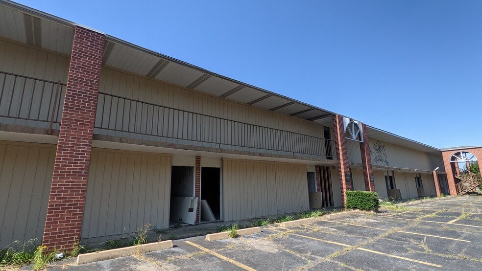 More Photos Of 107-n N Rand Dr, Searcy Hotel For Sale